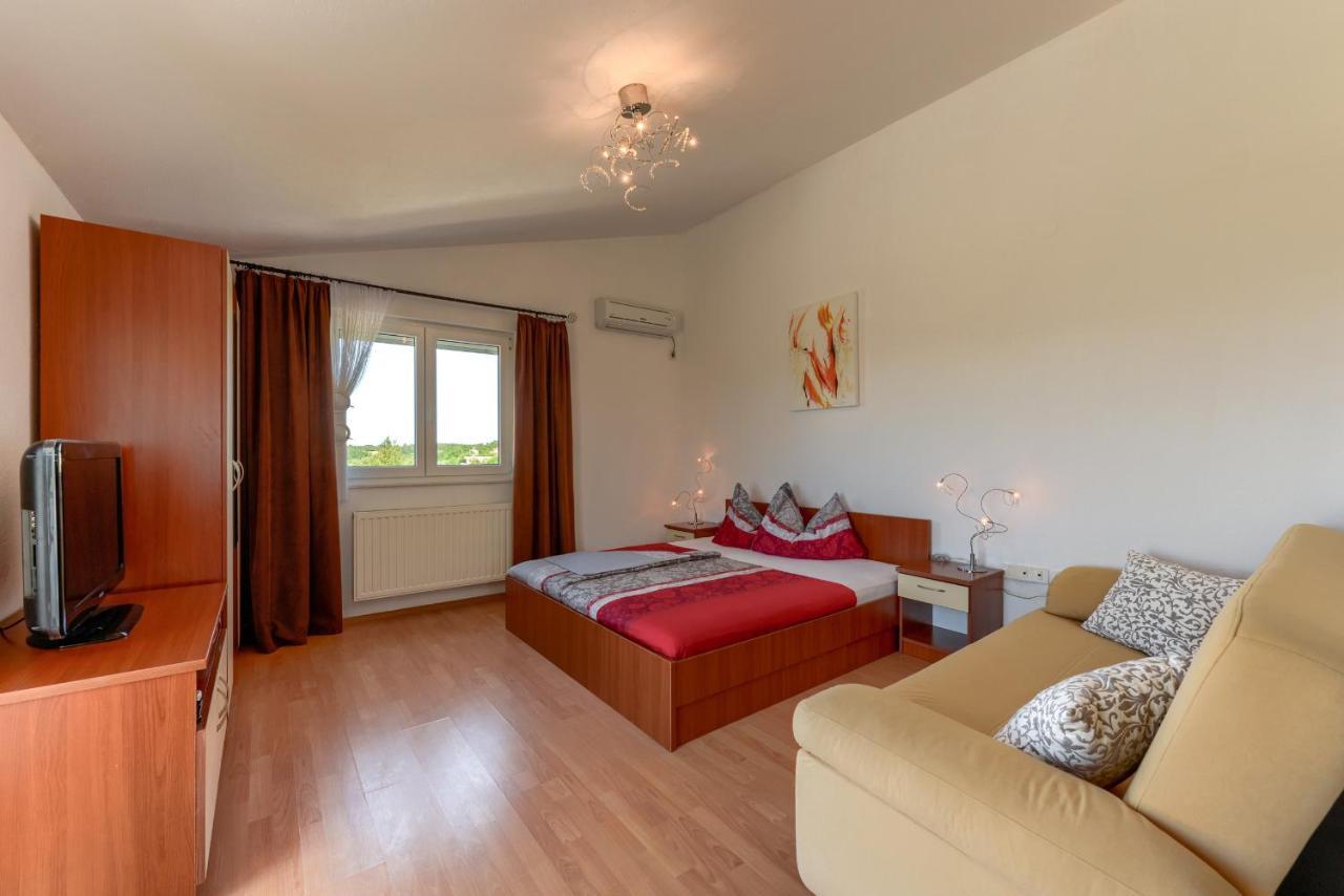 Haus Lilli Mit Pool Apartment Razanac Ngoại thất bức ảnh